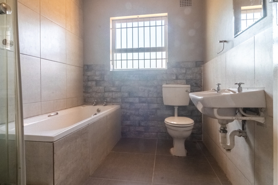 5 Bedroom Property for Sale in Windsor Park Western Cape